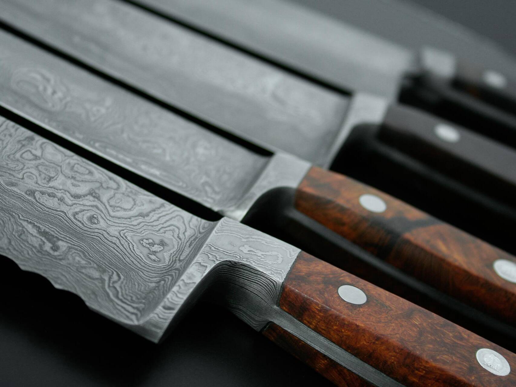 Griff aus luxuriösem Wüsten-Eisenholz beim Brotmesser Damaststahl