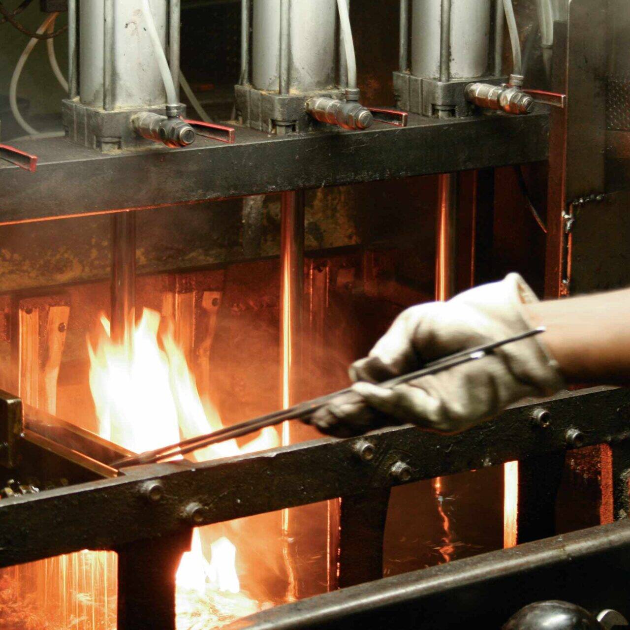 Schmiedevorgang eines Santoku Messers bei Güde Solingen, Erhitzen des Stahls in der Manufaktur